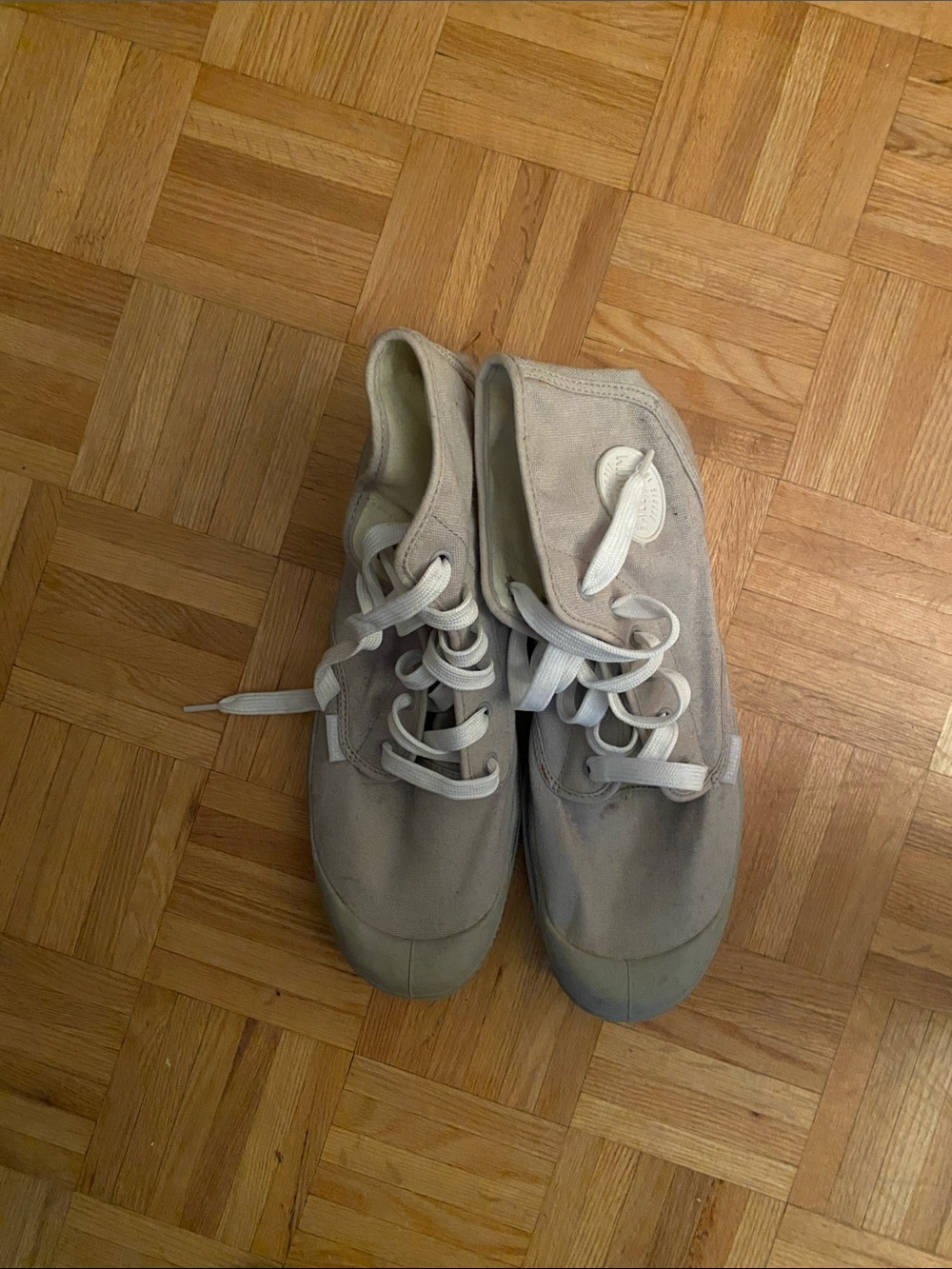 grey and white low top palladium boots